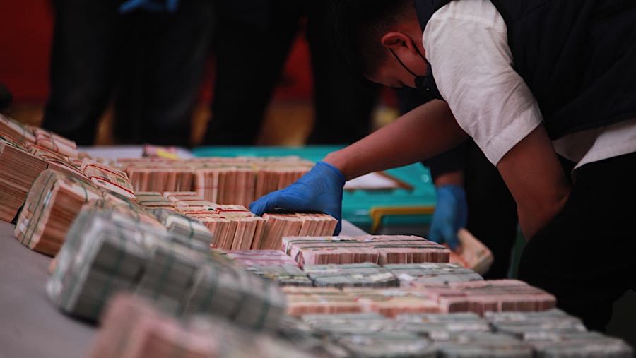Petugas merapihkan barang bukti terkait perkembangan penyidikan tiga kasus besar di Polda Metro Jaya, Jumat (10/7/2026). (Bloomberg Technoz/Andrean K)