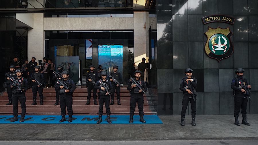 Brimob berjaga jelang konferensi pers perkembangan penyidikan di Gedung Promoter Polda Metro Jaya, Jumat (10/7/2026). (Bloomberg Technoz/Andrean K)