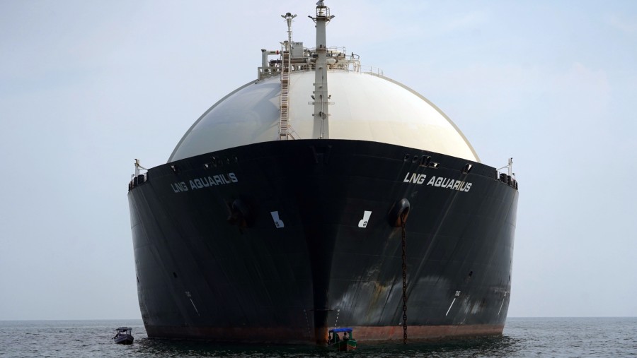 Kapal tanker gas alam cair LNG Aquarius di lepas pantai Laut Jawa di Jakarta, Indonesia./Bloomberg-Dimas Ardian