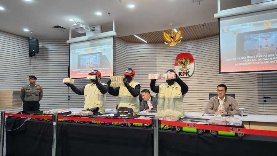Penetapan tersangka  Bupati Sukoharjo Etik Suryani (ETS) oleh Komisi Pemberantasan Korupsi (KPK), Sabtu (11/7/2026)./Bloomberg Technoz-M. Fikri