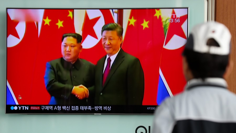 Presiden Korea Utara Kim Jong Un dan Presiden China Xi Jinping dalam sebuah pertemuan./Bloomberg-SeongJoon Cho