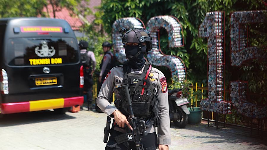 Personel Gegana melakukan penjagaan setelah ancaman dugaan teror bom di SDN Srengseng Sawah 15 Pagi, Senin (13/7/2026). (Bloomberg Technoz/Andrean K)