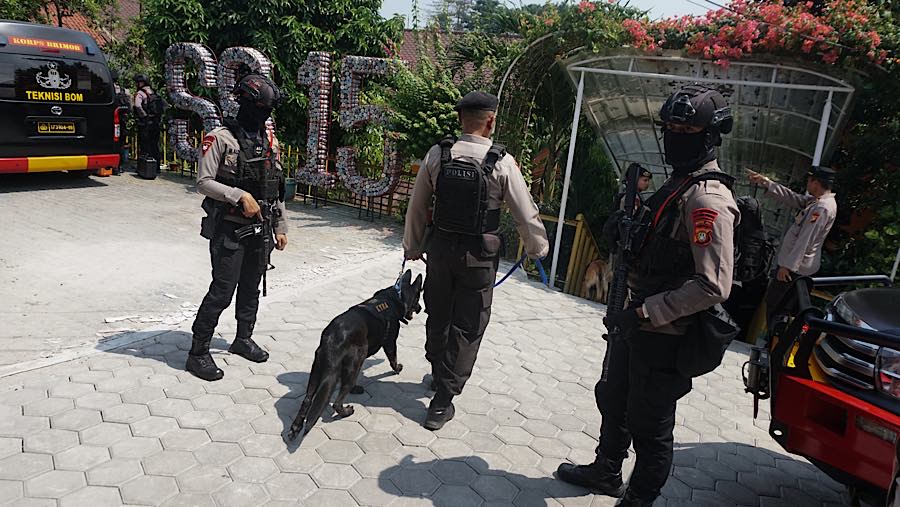 Namun, seluruh siswa sudah dievakuasi keluar dari kawasan sekolah. (Bloomberg Technoz/Andrean K)
