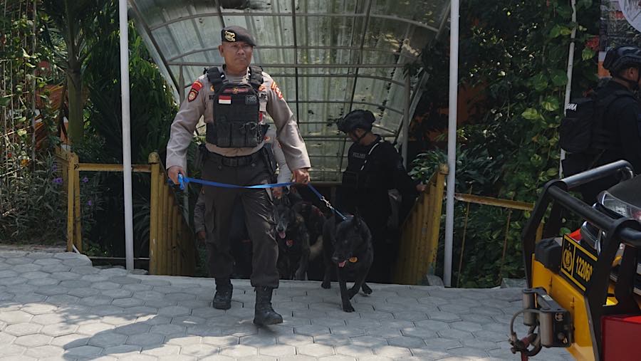 Para guru dan petugas TU baru mengetahui pesan teror usai upacara dan langsung melaporkannya ke kepolisian. (Bloomberg Technoz/Andrean K)