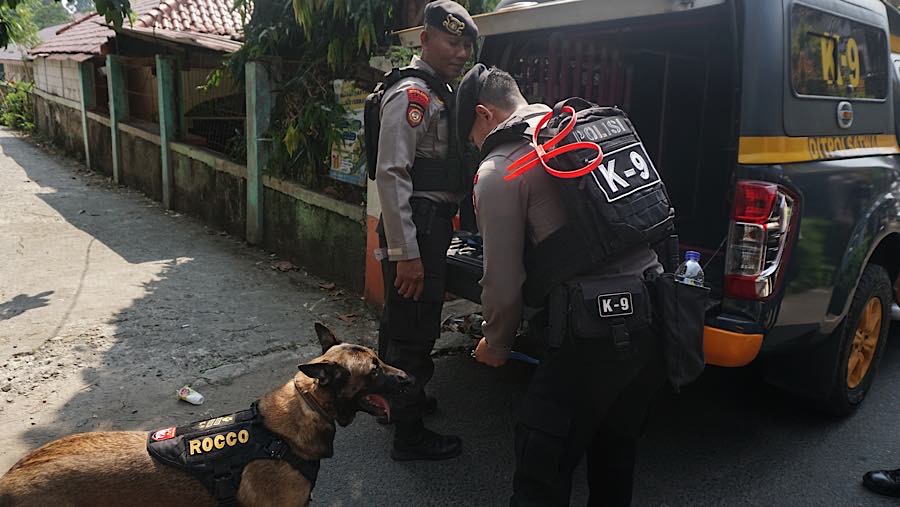 Tim Gegana Polri dan Densus 88 Antiteror tidak menemukan bom atau bahan peledak setelah lebih dari dua jam menyisir area SDN Srengseng Sawah 15.