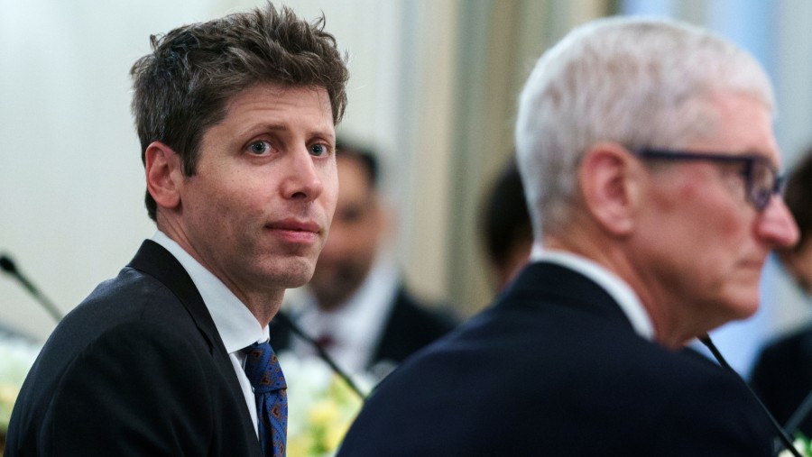 Sam Altman, co-founder dan CEO OpenAI dan Tim Cook dari Apple Inc. dalam satu meja di Gedung Putih. (Will Oliver/EPA/Bloomberg)