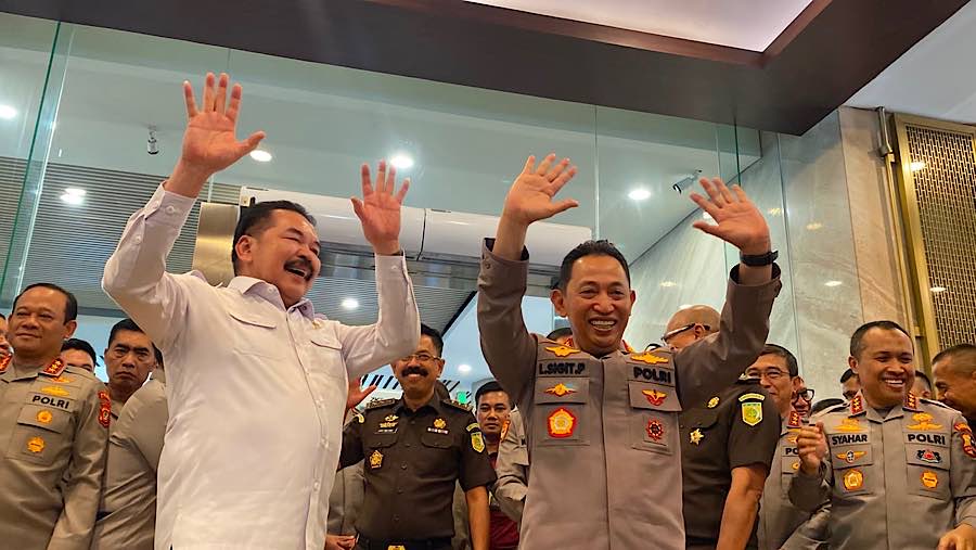 Jaksa Agung, ST Burhanuddin melakukan konfrensi pers bersama Kapolri Listyo Sigit Prabowo di Kejagung, Senin (13/7/2026). (Bloomberg Technoz/Dovana)