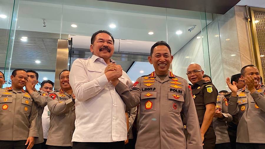 Jaksa Agung, ST Burhanuddin melakukan konfrensi pers bersama Kapolri Listyo Sigit Prabowo di Kejagung, Senin (13/7/2026). (Bloomberg Technoz/Dovana)