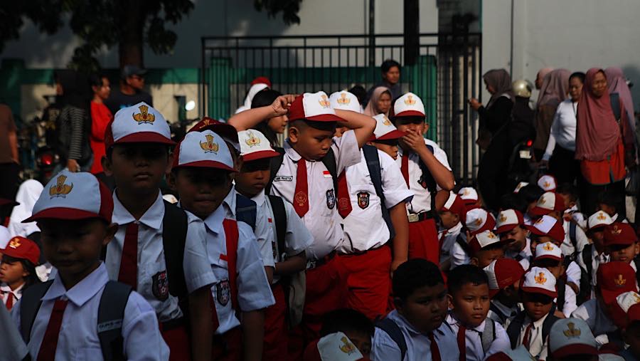 Siswa mengikuti upacara hari pertama tahun ajaran 2026/2027 di SDN Serua 01 Ciputat, Senin (13/7/2026). (Bloomberg Technoz/Andrean Kristianto)