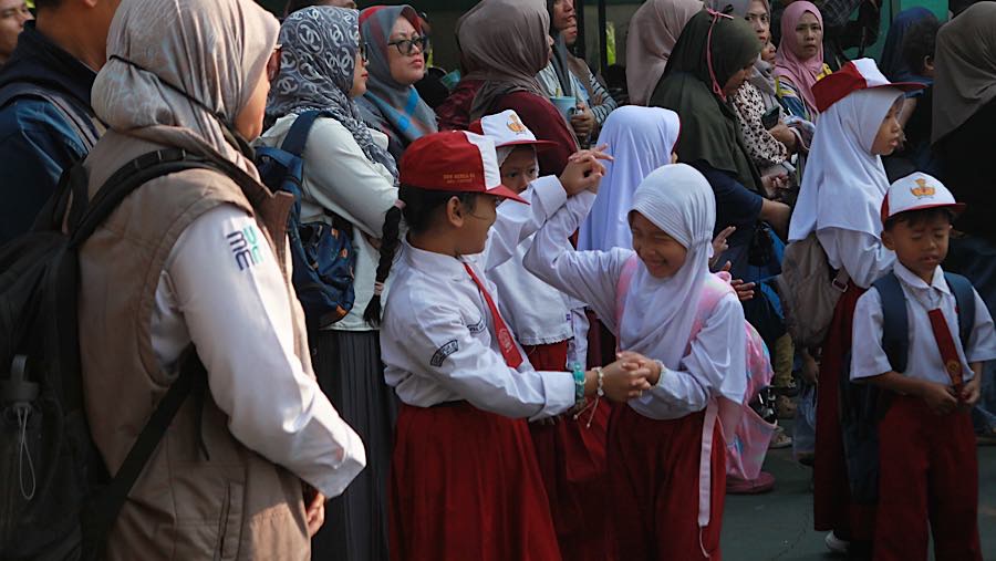 Siswa mengikuti upacara hari pertama tahun ajaran 2026/2027 di SDN Serua 01 Ciputat, Senin (13/7/2026). (Bloomberg Technoz/Andrean Kristianto)