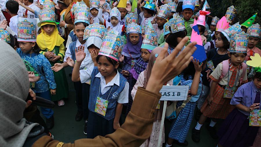 Siswa mengikuti upacara hari pertama tahun ajaran 2026/2027 di SDN Serua 01 Ciputat, Senin (13/7/2026). (Bloomberg Technoz/Andrean Kristianto)