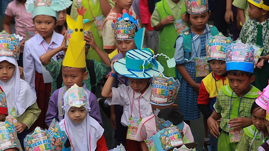 Siswa mengikuti upacara hari pertama tahun ajaran 2026/2027 di SDN Serua 01 Ciputat, Senin (13/7/2026). (Bloomberg Technoz/Andrean Kristianto)