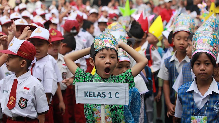 Siswa mengikuti upacara hari pertama tahun ajaran 2026/2027 di SDN Serua 01 Ciputat, Senin (13/7/2026). (Bloomberg Technoz/Andrean Kristianto)