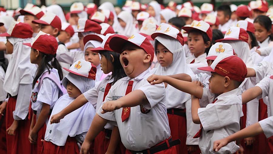 Siswa mengikuti upacara hari pertama tahun ajaran 2026/2027 di SDN Serua 01 Ciputat, Senin (13/7/2026). (Bloomberg Technoz/Andrean Kristianto)