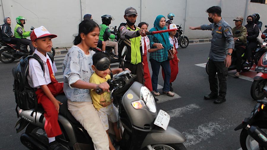 Orang tua mengantar anak saat hari pertama tahun ajaran 2026/2027 di SDN Serua 01 Ciputat, Senin (13/7/2026). (Bloomberg Technoz/Andrean Kristianto)