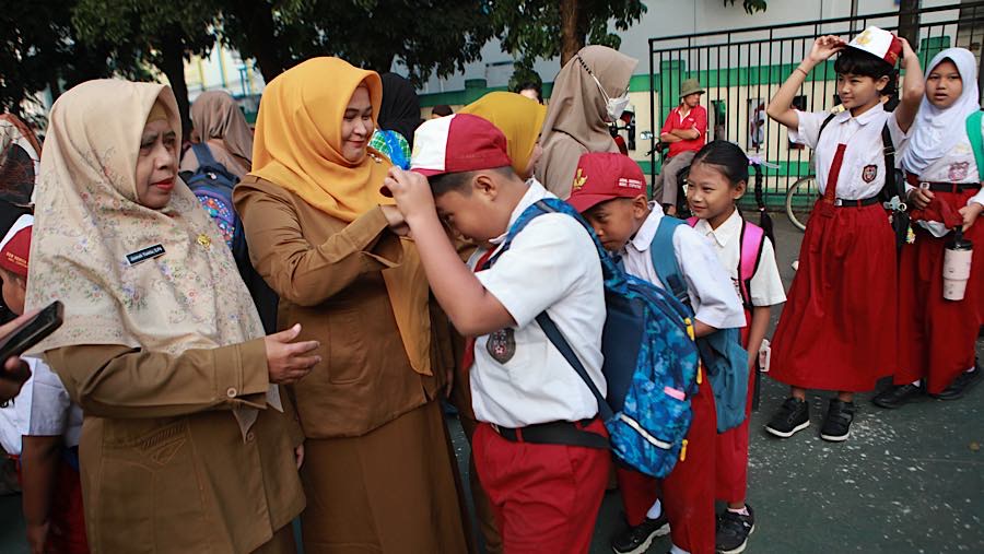Siswa mengikuti upacara hari pertama tahun ajaran 2026/2027 di SDN Serua 01 Ciputat, Senin (13/7/2026). (Bloomberg Technoz/Andrean Kristianto)