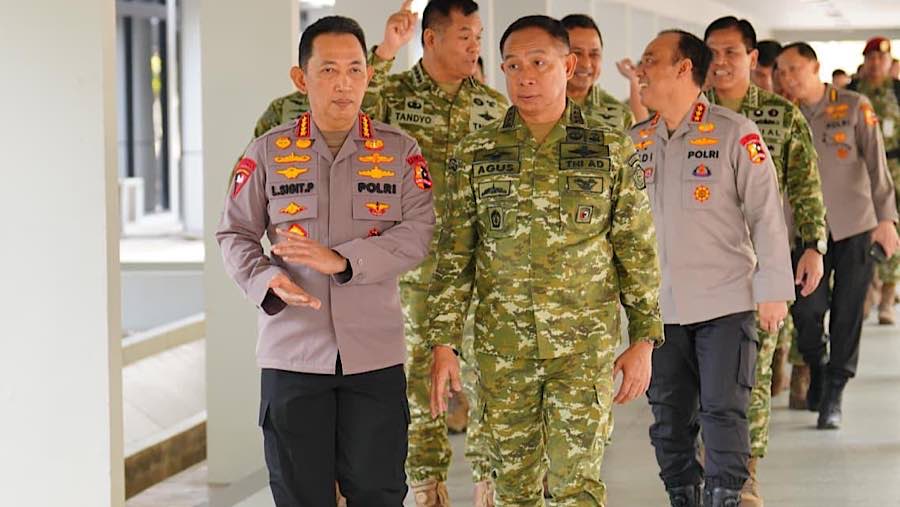 Kapolri Jenderal Listyo Sigit bersama PJU Mabes Polri dengan Panglima TNI Jenderal Agus Subiyanto (Dok. Humas Polri)