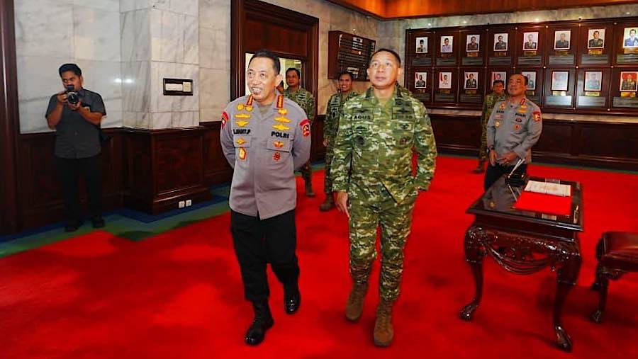Kapolri Jenderal Listyo Sigit bersama PJU Mabes Polri dengan Panglima TNI Jenderal Agus Subiyanto (Dok. Humas Polri)