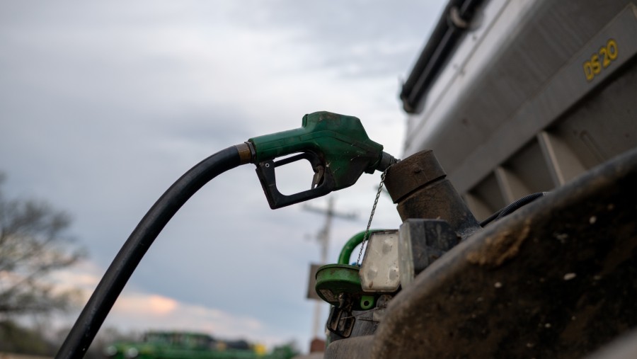 Pengisian ulang bahan bakar solar berwarna atau dyed diesel di dekat Clinton, Missouri, AS./Bloomberg-Clayton Steward