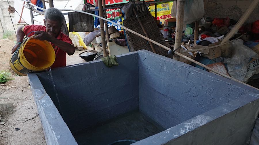 Air yang didapat ia lalu simpan di bak penampuangan air untuk kebutuhan sehari-hari. (Bloomberg Technoz/Andrean Kristianto)