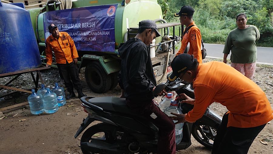Ketua RT 02 RW 01 Kampung Koceak, Muhammad Saat, mengatakan terdapat sekitar 20 kepala keluarga (KK) yang mengalami kekurangan air bersih.