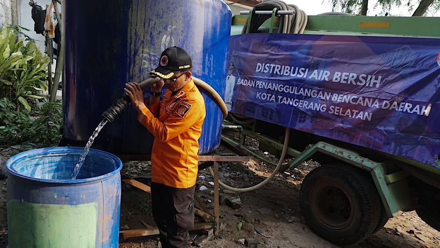 Warga harus mengandalkan pasokan air bersih dari Badan Penanggulangan Bencana Daerah (BPBD) Kota Tangerang Selatan.