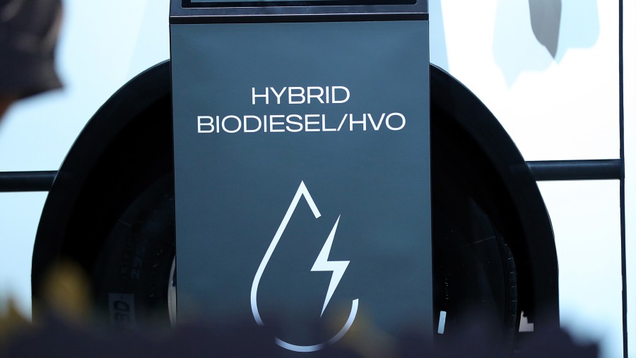 Tanda bahan bakar biodiesel hibrida minyak nabati terhidrogenasi (HVO)./Bloomberg-Krisztian Bocsi