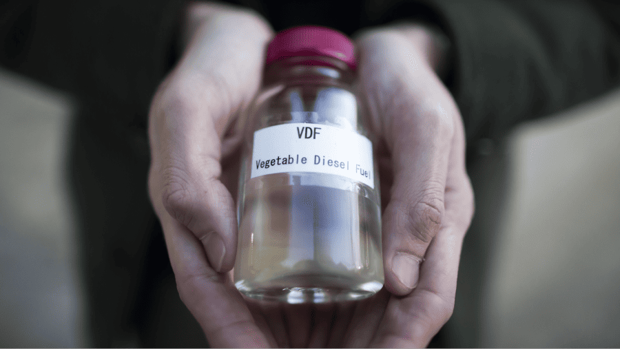 Seorang pria memegang sebotol bahan bakar diesel nabati (VDF)./Bloomberg-Tomohiro Ohsumi