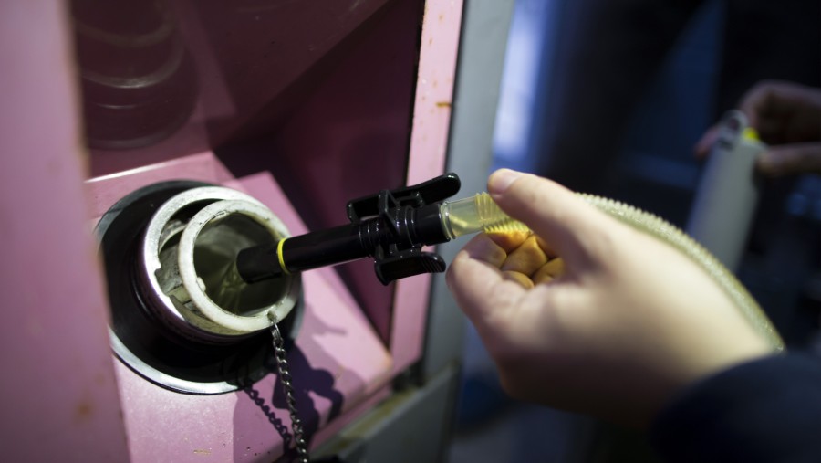 Seorang pekerja mengisi generator dengan bahan bakar diesel nabati atau vegetable diesel fuel (VDF) alias biodiesel./Bloomberg-Tomohiro Ohsumi
