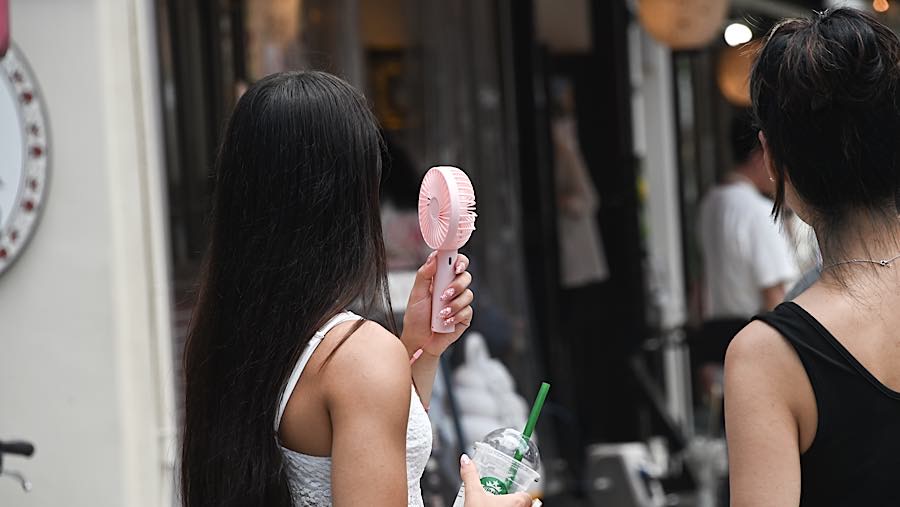 Masyarakat disarankan menggunakan pendingin ruangan serta rutin mengonsumsi cairan dan garam. (Soichiro Koriyama/Bloomberg)