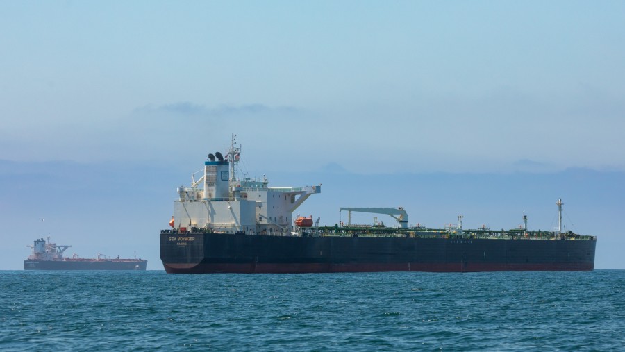 Tanker minyak mentah Sea Voyager berlabuh di lepas pantai Pelabuhan Long Beach di Long Beach, California, AS. (Tim Rue/Bloomberg)