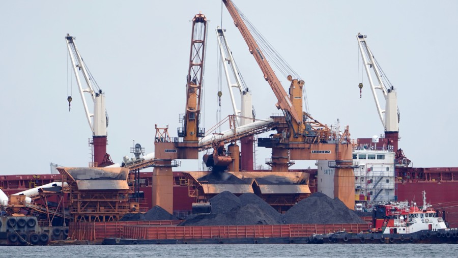 Batu bara dimuat ke kapal kargo di lepas pantai Muara Berau, Kalimantan Timur, Indonesia./Bloomberg-Dimas Ardian