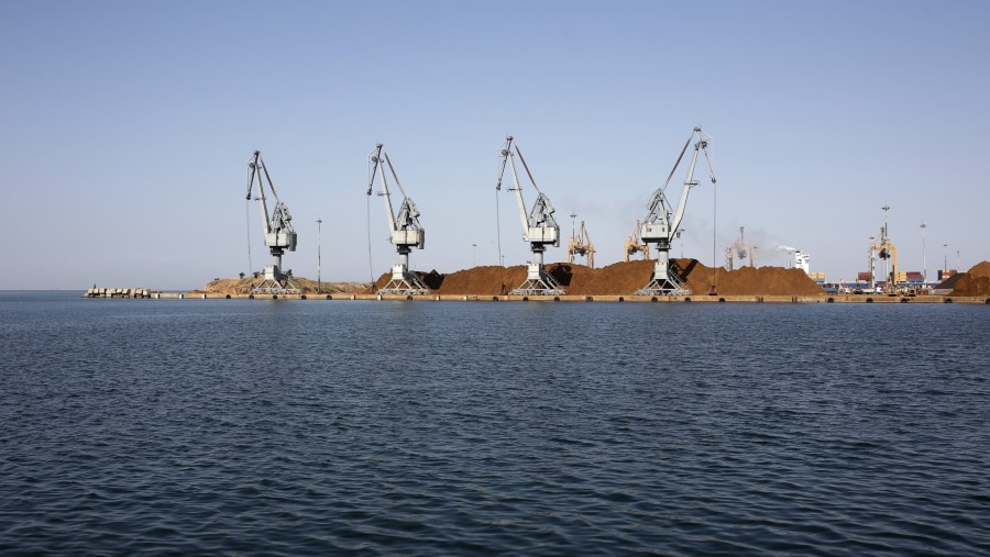 Derek pengangkut barang berdiri di samping pasokan bijih nikel mentah di dermaga pelabuhan Thessaloniki./Bloomberg-Konstantinos Tsakalidis