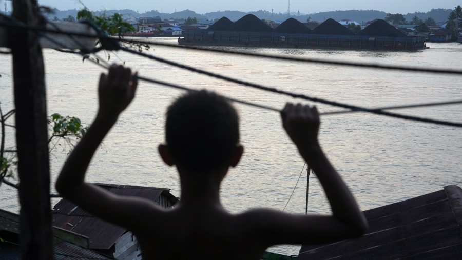Sebuah tongkang yang mengangkut batu bara di Sungai Mahakam di Samarinda, Kalimantan Timur, Indonesia./Bloomberg-Dimas Ardian