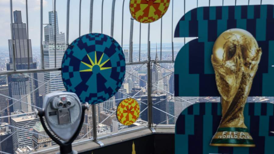 Iklan Piala Dunia FIFA di Observatorium Empire State Building di New York. dok: Michael Nagle/Bloomberg
