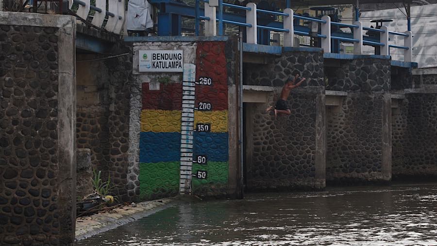Hasil pemantauan petugas menunjukkan tinggi muka air (TMA) Sungai Ciliwung di Bendung Katulampa sempat berada pada angka 0 sentimeter.