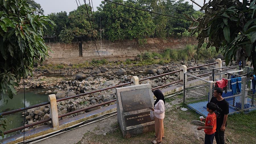 Kondisi itu membuat dasar sungai dan batu-batuan terlihat jelas di sejumlah bagian area bendungan. (Bloomberg Technoz/Andrean Kristianto)