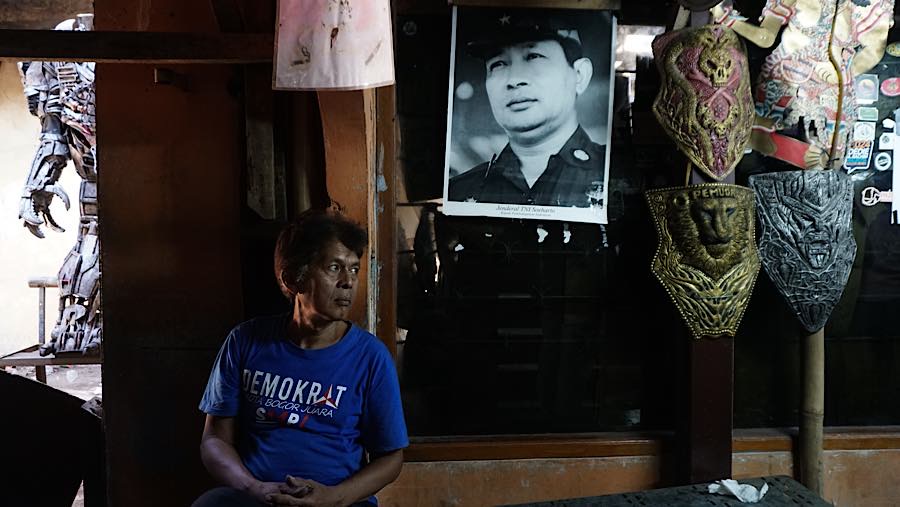 Setiap pelanggan yang datang, harus bersabar mengantre untuk dapat memotong rambut. (Bloomberg Technoz/Andrean Kristianto)