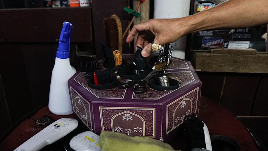 Dengan alat sederhana, Supri telah memotong ribuan rambut pelanggannya dari tahun 1988. (Bloomberg Technoz/Andrean Kristianto)