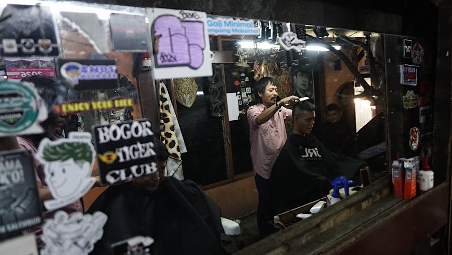 Puluhan tahun menjalankan usaha membuat Supri memiliki hubungan dekat dengan para pelanggannya. (Bloomberg Technoz/Andrean Kristianto)