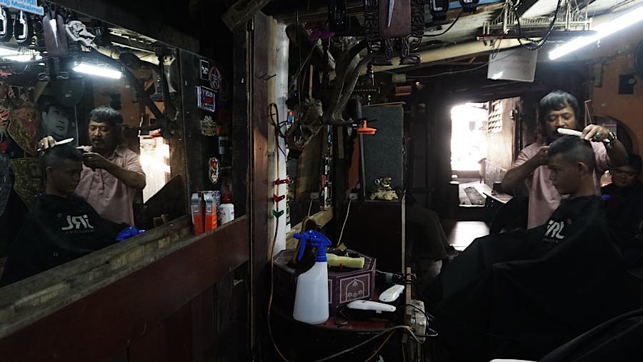 Pemangkas rambut melayani pelanggan di Pangkas Rambut Pemuda, Jln. Pemuda, Bogor, Jawa Barat, Kamis (16/7/2026) (Bloomberg Technoz/Andrean Kristianto)