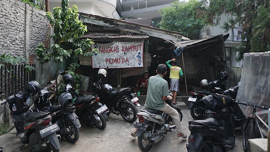 Setiap harinya motor-motor pelanggan bergantian memasuki halaman pangkas rambut yang berlokasi tak jauh dari gedung DPRD Kota Bogor tersebut.