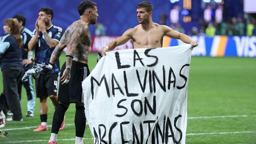 Para pemain timnas Argentina mengibarkan spanduk berbau politik setelah mengalahkan Inggris di Piala Dunia 2026. (Sumber: Bloomberg)