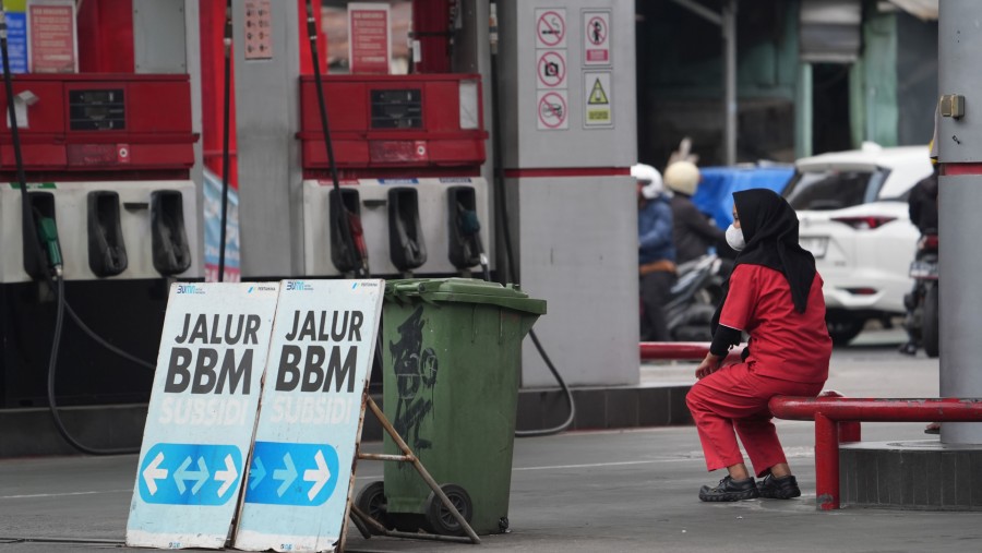Seorang petugas melayani pelanggan di sebuah SPBU milik PT Pertamina (Persero)./Bloomberg-Dimas Ardian