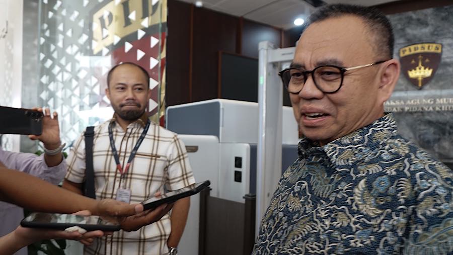 Mantan Menteri ESDM Sudirman Said tiba di gedung Jampidsus Kejagung, Jumat (17/7/2026). (Bloomberg Technoz/Andrean Kristianto)