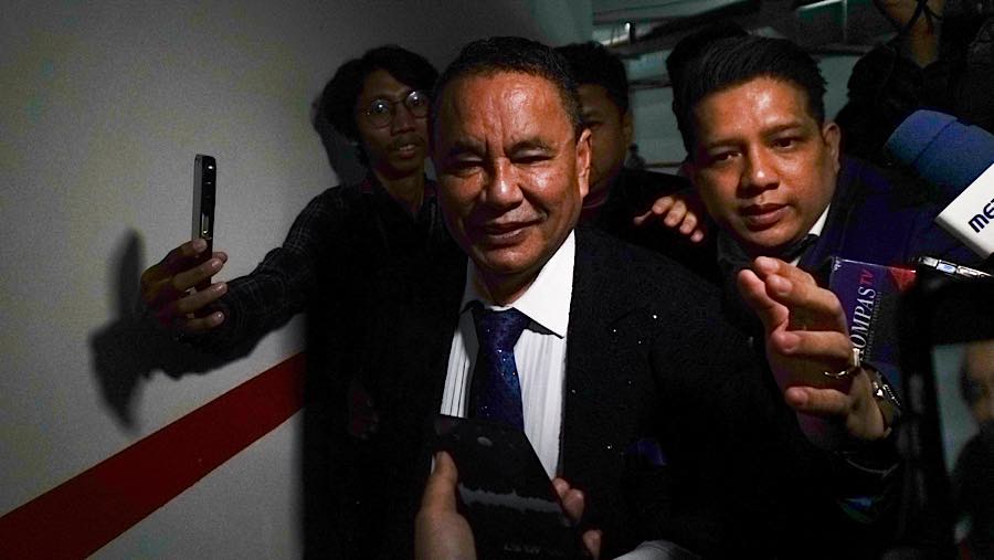 Pengacara Hotman Paris Hutapea tiba di gedung Jampidsus Kejagung, Jumat (17/7/2026). (Bloomberg Technoz/Andrean Kristianto)