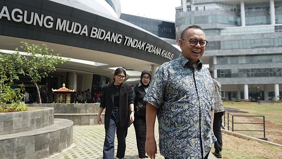 Mantan Menteri ESDM Sudirman Said usai menjalani pemeriksaan sebagai saksi di gedung Jampidsus Kejagung, Jumat (17/7/2026). (Bloomberg Technoz/Andre)