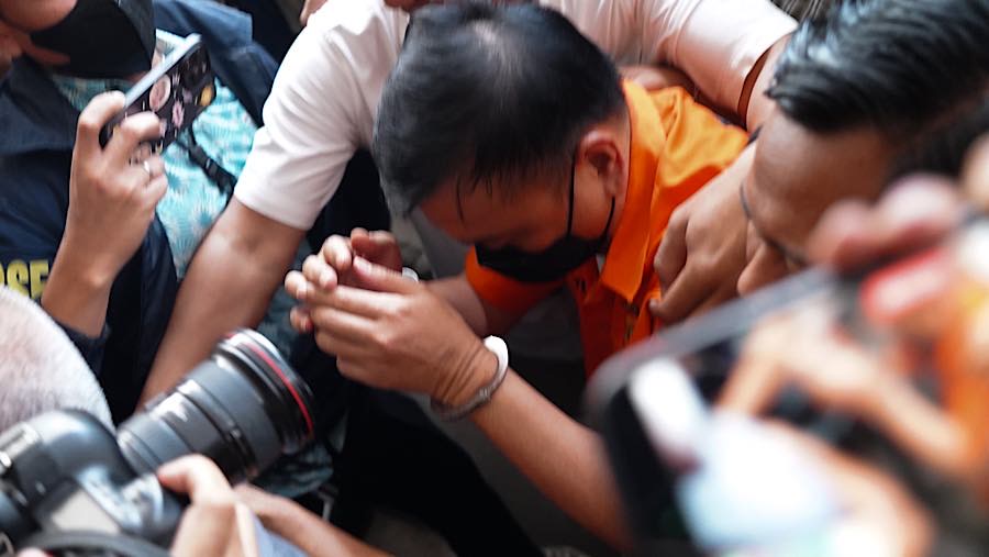 Tersangka kasus TPPU, Don Ritto tiba di gedung Bundar Jampidsus, Kejagung, Jumat (17/7/2026). (Bloomberg Technoz/Andrean Kristianto)