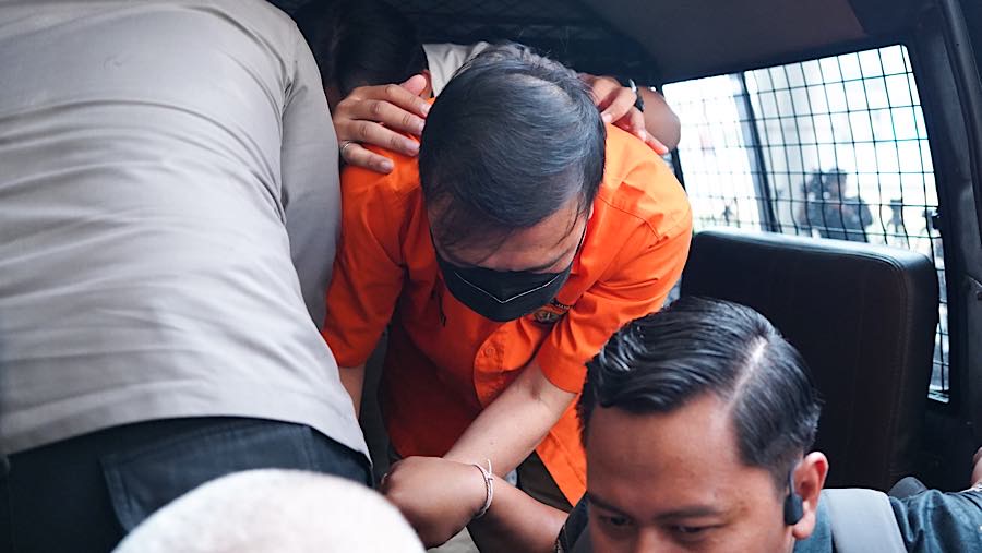 Tersangka kasus TPPU, Don Ritto tiba di gedung Bundar Jampidsus, Kejagung, Jumat (17/7/2026). (Bloomberg Technoz/Andrean Kristianto)
