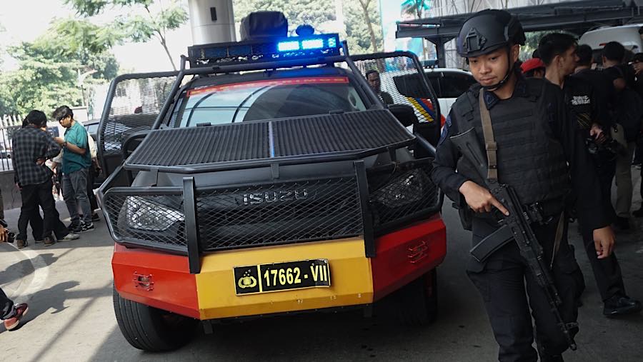 Personel Brimob tiba di gedung Bundar Jampidsus, Kejagung, Jumat (17/7/2026). (Bloomberg Technoz/Andrean Kristianto)